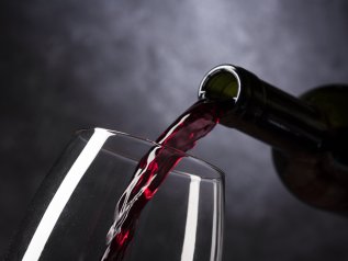 Perché i francesi bevono sempre meno vino