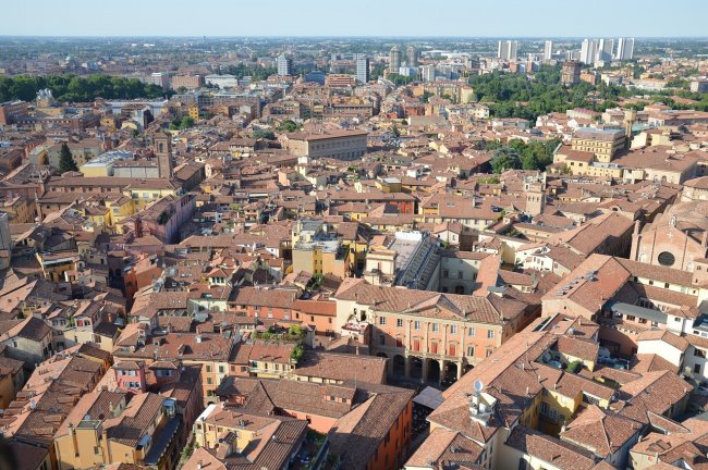 Bologna va a 30 km/h. Rallentare le auto per dare più spazio alle persone
