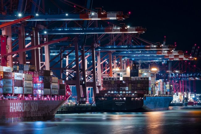 Alla cinese Cosco il 24,99 per cento del terminal del porto di Amburgo