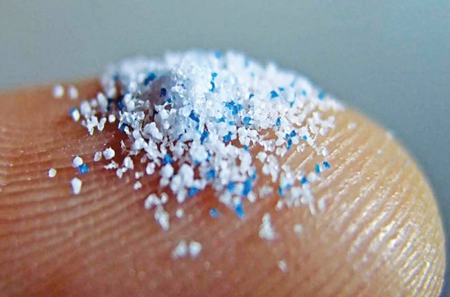 La plastica può rilasciare miliardi di particelle quando è scaldata nel mic