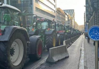 1.300 trattori assediano le istituzioni europee a Bruxelles