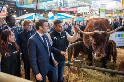 A Parigi i trattori “bloccano” Macron che diserta il G7 a Kiev (e invita i
