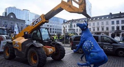 Agricoltori, idranti e roghi a Bruxelles