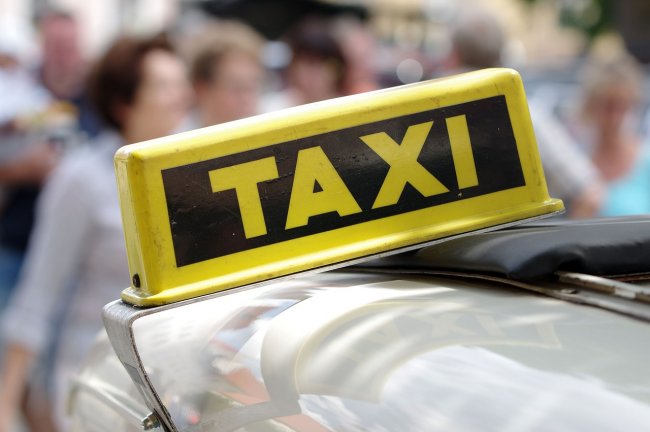 Taxi, come funzionano le licenze? Solo in Spagna vendute come in Italia