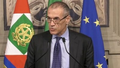 Cottarelli accetta l'incarico, ma la fiducia del Parlamento resta difficile