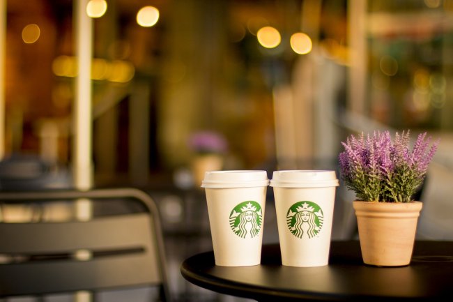 Starbucks chiude contro il razzismo