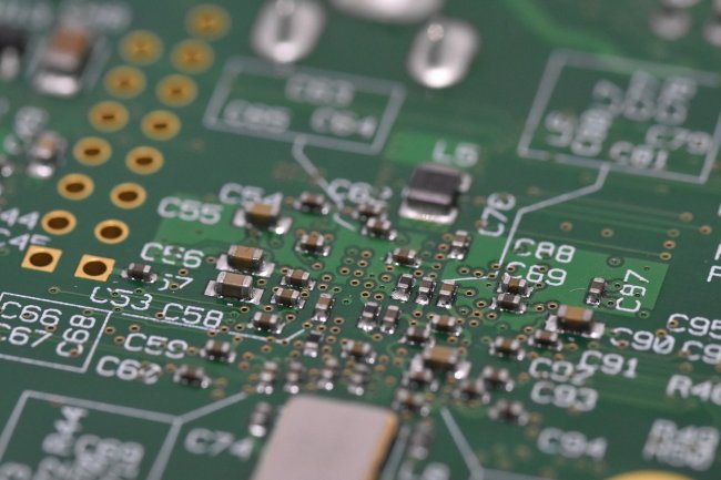 I macchinari usati per la produzione di chip sono controllati da remoto?