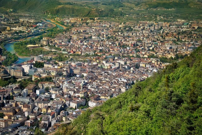 Bolzano, scuola elementare forma una classe di soli migranti e italiani