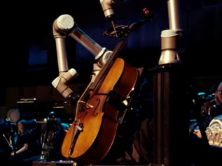 VIDEO A Malmoe il robot violoncellista suona con l'orchestra sinfonica