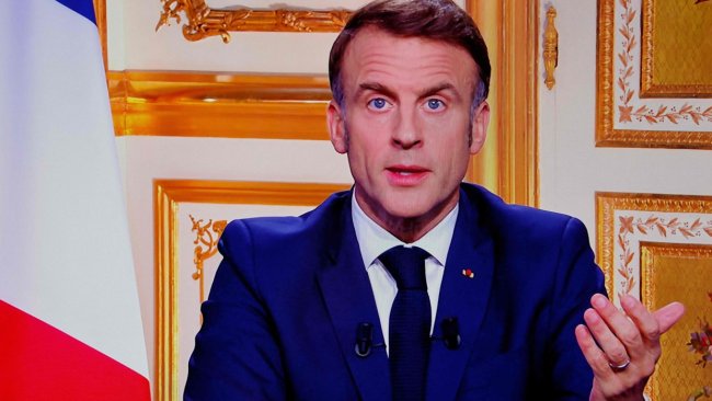 Macron: “Non mi dimetto”. Ma ormai è solo e indebolito