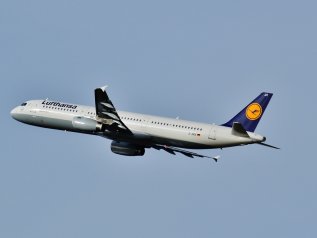 Lufthansa assume: 10.000 nuovi dipendenti nel 2025