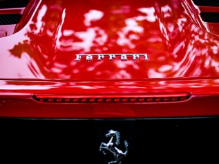 Ferrari batte le previsioni. Ai dipendenti maxi premio da 14.400 euro