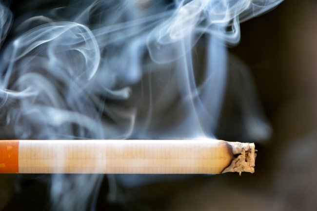 Corto circuito, i fondi pensione investono nell'industria del tabacco