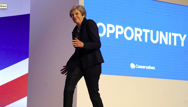 Theresa May, show al congresso Tories. Sale sul palco al ritmo degli Abba