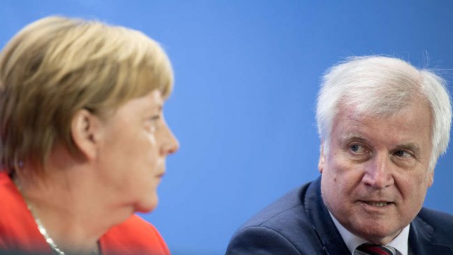 Un altro scossone. Seehofer lascia la presidenza della Csu