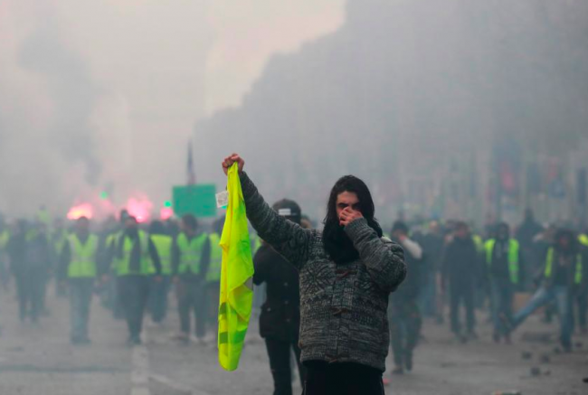 Macron ascolta i "gilet gialli" ma non rinuncia alla sua politica fiscale