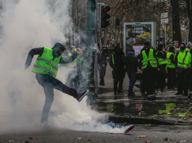 Gilet gialli, approvate le misure di emergenza volute da Macron