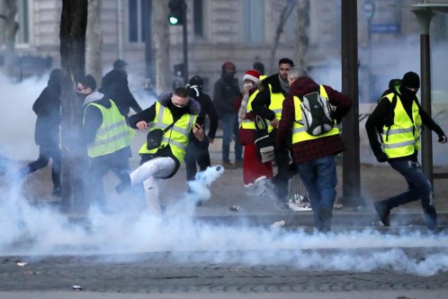 I gilet gialli non si fermano. Scontri a Parigi