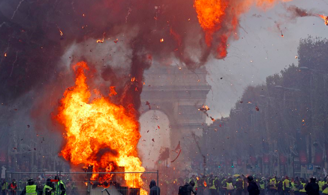 I “gilet gialli” restano compatti. Ancora scontri a Parigi