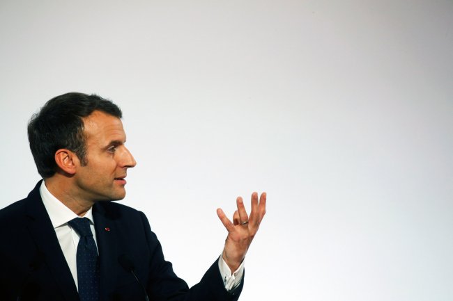 Macron tira fuori l'arma antipovertà. Ma nel suo paese già c'è