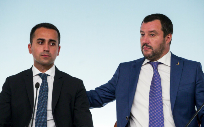 Di Maio lancia il salario minimo europeo, Salvini la flat-tax