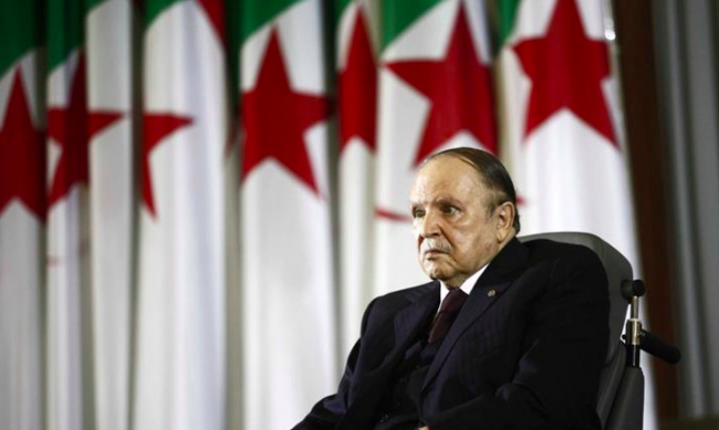 Algeria, Bouteflika getta la spugna. Ma le proteste continuano