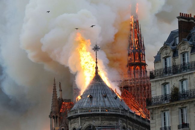 Macron: "Ricostruiremo Notre Dame in 5 anni"