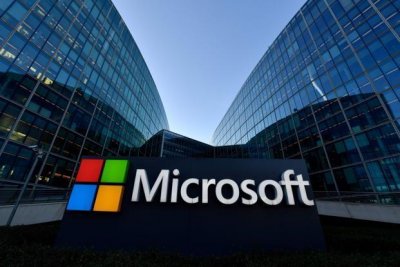 Microsoft supera Apple, entra nel “club del trilione”