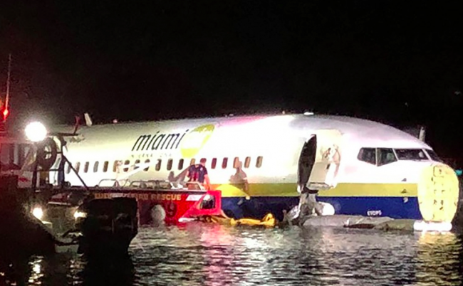 Florida, Boeing 737 fuori pista finisce in un fiume