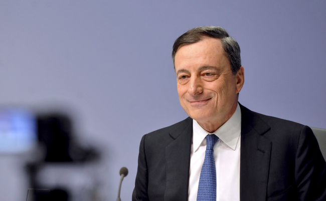 Draghi: "Una risata a chi chiede il ritorno alle valute nazionali"