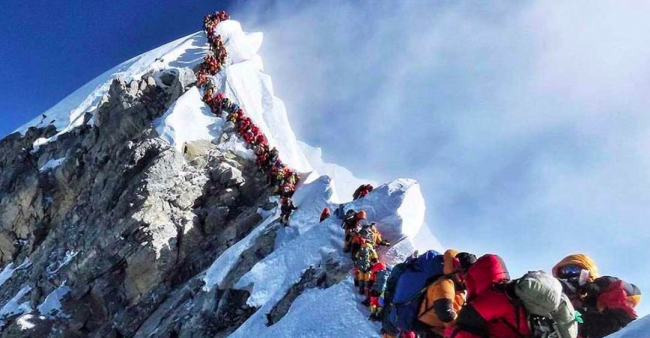 L’Everest sta scoppiando tra rifiuti e sovraffollamento