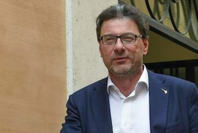 Giorgetti: “Minibot una soluzione”. Confindustria: "Come il Monopoli"