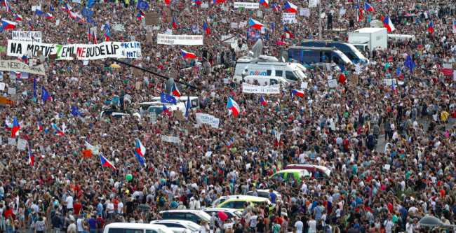 “L’estate di Praga”, folla in piazza contro il premier