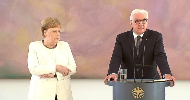 Angela Merkel colta di nuovo da tremori sul palco