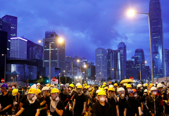 Hong Kong, manifestanti tentano irruzione in Parlamento