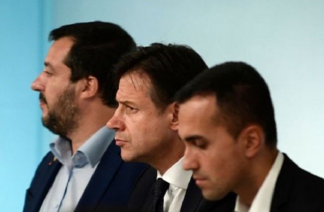 La Lega sfiducia Conte. Salvini: “Fermerò l’inciucio”. Di Maio: “Giullare"