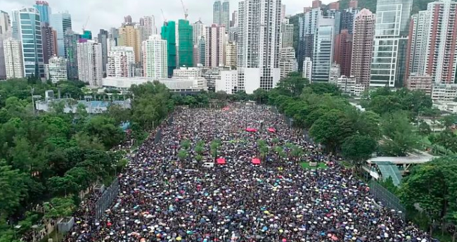 Scontri a Hong Kong, la polizia spara