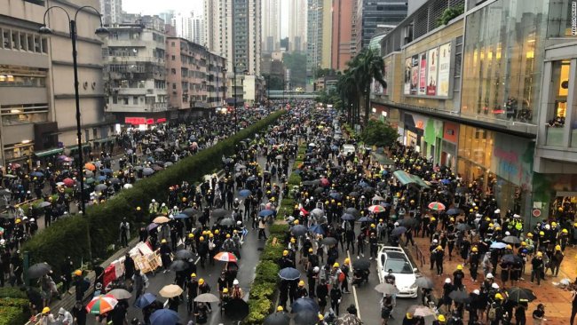 Hong Kong, molotov contro il Parlamento