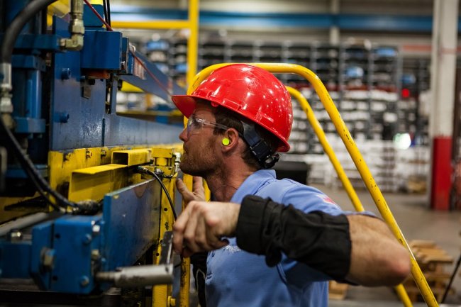 Si riduce la disoccupazione ma scendono anche le ore lavorate