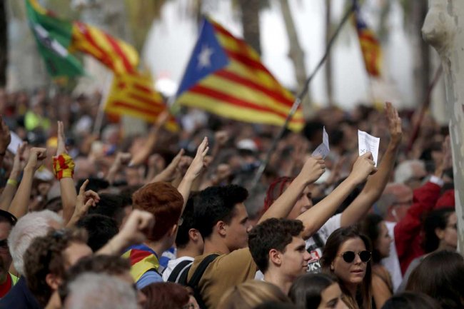 Terza notte di scontri a Barcellona