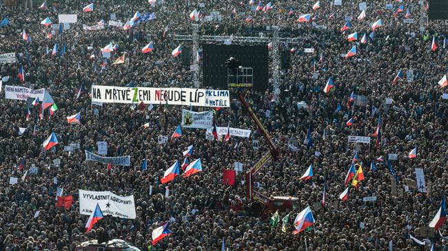 Praga, la generazione di velluto in piazza contro Babis