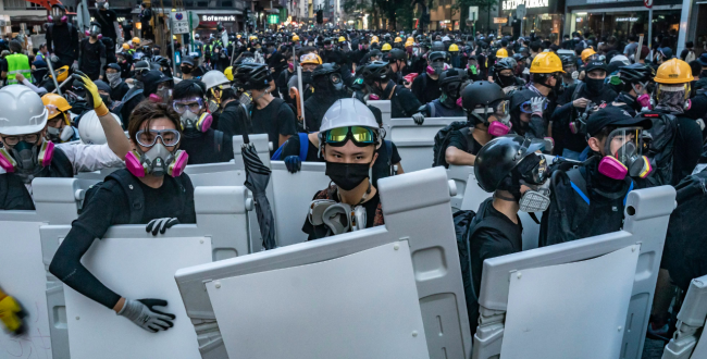 Hong Kong, l’ultima roccaforte: 100 studenti asserragliati nel Politecnico 