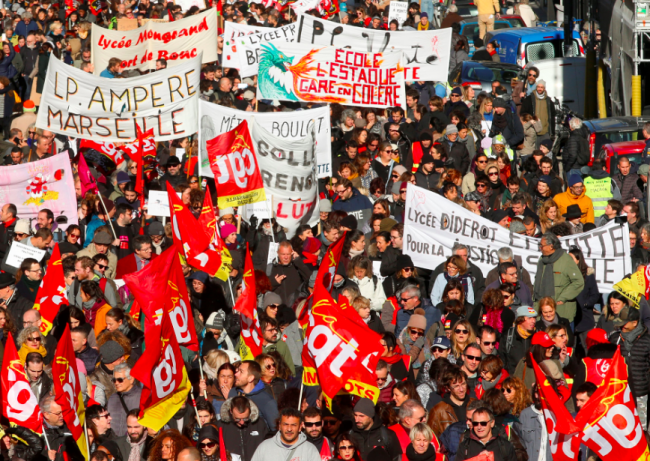 Pensioni: il paese è nel caos. Manomessa rete: blackout per 90 mila case