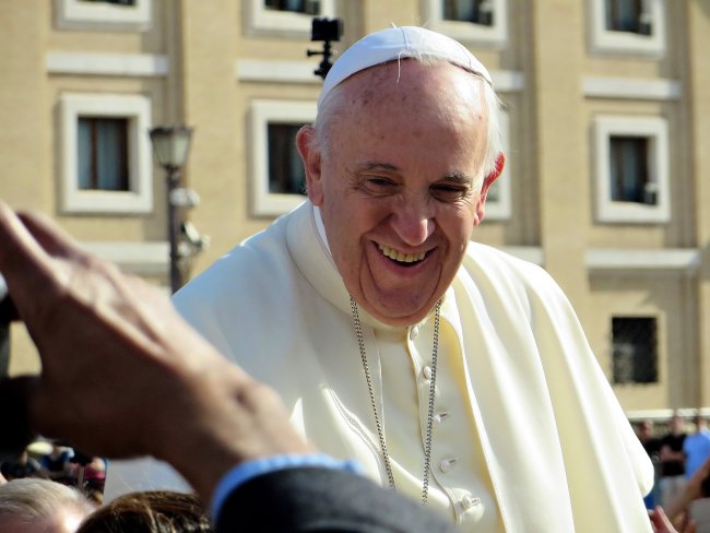 Papa: “Un reddito universale per i precari”