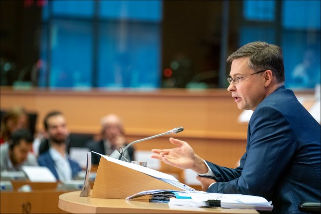 Dombrovskis: “Servono 1.500 mld. Anche con gli Eurobond”