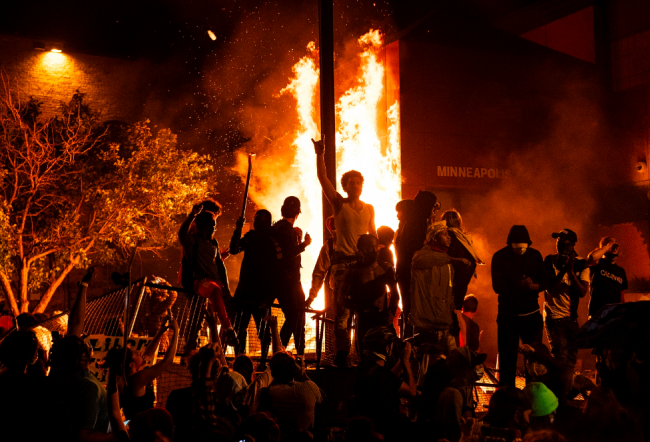 A Minneapolis 4° giorno di proteste. Chiusa la Casa Bianca 