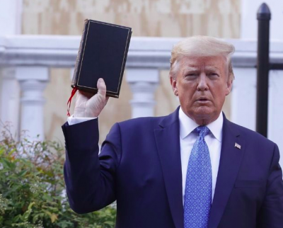 Trump sul sagrato tra Bibbia e forze armate