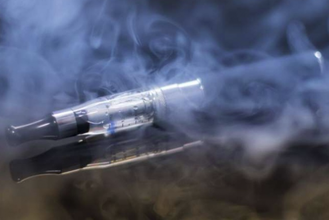 E-cig: i liquidi creano nuovi composti tossici per cuore e polmoni 