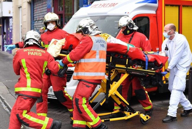 Parigi, attacco vicino all’ex sede di Charlie Hebdo