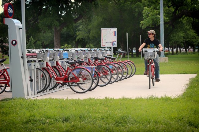 È Uber, ma al posto delle auto il servizio offre bici a pedalata assistita